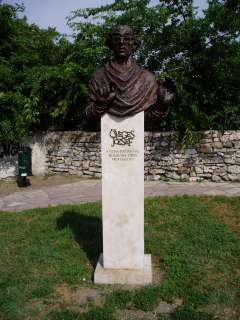 Tata, Vár: Öveges József szobra.jpg Tata, Vár: Öveges József szobra.jpg